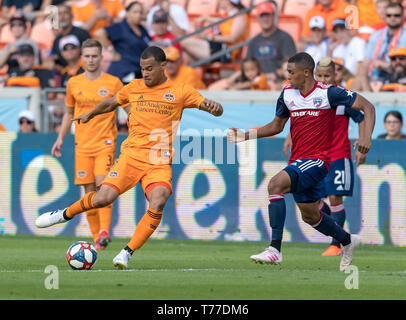 Texas, USA. 04 mai, 2019. Mai 04, 2019 Le milieu de terrain Dynamo de Houston Juan David Cabezas (5) au cours d'un match entre FC Dallas et Houston Dynamo au stade BBVA Compass à Houston, Texas. La dernière Dynamo de Houston bat le FC Dallas 2-1 Maria Lysaker/CSM Crédit : Cal Sport Media/Alamy Live News Banque D'Images