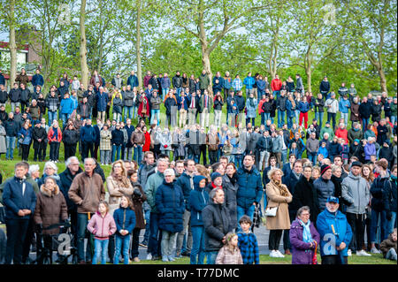 Nimègue, Gueldre, Pays-Bas. 4 mai, 2019. Vu les gens à écouter des discours lors de la commémoration du Jour du souvenir des célébrations.les victimes de la DEUXIÈME GUERRE MONDIALE à Nimègue a eu lieu avec plusieurs cérémonies, y compris : le dévoilement d'une plaque avec une liste d'honneur des soldats tombés de la DEUXIÈME GUERRE MONDIALE sur la place, 1944 Plein après cela, les commémorations ont eu lieu dans les ''Kitty de wijze''. Credit : ZUMA Press, Inc./Alamy Live News Banque D'Images