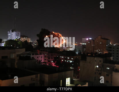 Gaza, la Palestine. 4 mai, 2019. La photo prise le 4 mai 2019 indique une explosion lors d'un bombardement israélien sur la ville de Gaza. Le nombre de morts le Samedi passé à quatre et plus de 20 autres ont été blessés au cours de l'armée israélienne en cours sur des frappes aériennes dans la bande de Gaza. Credit : Yasser Qudih/Xinhua/Alamy Live News Banque D'Images