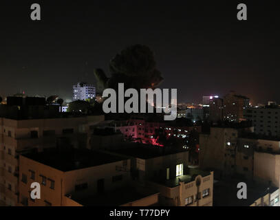 Gaza, la Palestine. 4 mai, 2019. La photo prise le 4 mai 2019 indique une explosion lors d'un bombardement israélien sur la ville de Gaza. Le nombre de morts le Samedi passé à quatre et plus de 20 autres ont été blessés au cours de l'armée israélienne en cours sur des frappes aériennes dans la bande de Gaza. Credit : Yasser Qudih/Xinhua/Alamy Live News Banque D'Images