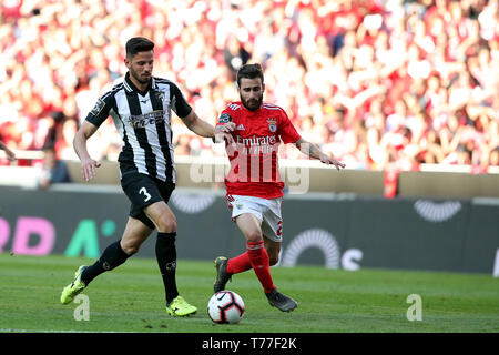 Lisbonne, Portugal. 4 mai, 2019. Le milieu de terrain portugais du Benfica Rafa Silva le dispute à l'Possignolo Portimonense défenseur Lucas au cours de la Ligue portugaise football match SL Benfica vs Portimonense au stade de la Luz à Lisbonne, le 4 mai 2019. Crédit : Pedro Fiuza/ZUMA/Alamy Fil Live News Banque D'Images