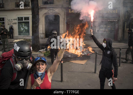 Paris, France. 1er mai 2019. Gilet jaune (gillets jaunes) manifestants se heurtent à la police lors de la traditionnelle Fête du mois de mars. (Crédit Image : © Elyxandro NurPhoto Cegarra/via ZUMA Press) Banque D'Images