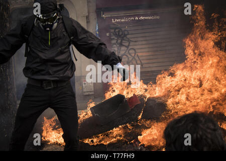 Paris, France. 1er mai 2019. Gilet jaune (gillets jaunes) manifestants se heurtent à la police lors de la traditionnelle Fête du mois de mars. (Crédit Image : © Elyxandro NurPhoto Cegarra/via ZUMA Press) Banque D'Images