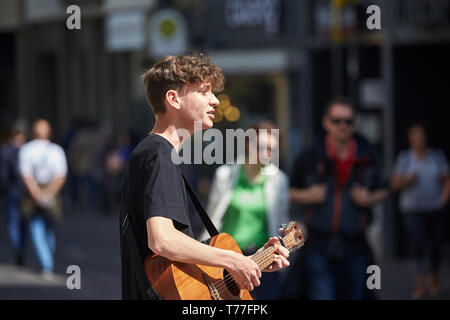 Coblence, Allemagne. 01 mai, 2019. Le chanteur et guitariste Bastian Stein joue dans la zone piétonne. Des musiciens de rue peuvent enrichir les centres-villes, mais elles peuvent également provoquer des plaintes. Des musiciens de rue peuvent enrichir les centres-villes, mais elles peuvent également provoquer des plaintes. (Dpa-KORR. : 'virtuoses et Nervensägen Straßenmusikern - Wie Städte mit' umgehen vom 05.05.2019). Crédit : Thomas Frey/dpa/Alamy Live News Banque D'Images