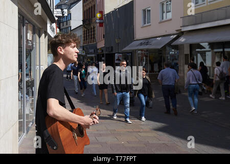 Coblence, Allemagne. 01 mai, 2019. Le chanteur et guitariste Bastian Stein joue dans la zone piétonne. Des musiciens de rue peuvent enrichir les centres-villes, mais elles peuvent également provoquer des plaintes. Des musiciens de rue peuvent enrichir les centres-villes, mais elles peuvent également provoquer des plaintes. (Dpa-KORR. : 'virtuoses et Nervensägen Straßenmusikern - Wie Städte mit' umgehen vom 05.05.2019). Crédit : Thomas Frey/dpa/Alamy Live News Banque D'Images