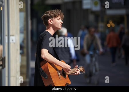 Coblence, Allemagne. 01 mai, 2019. Le chanteur et guitariste Bastian Stein joue dans la zone piétonne. Des musiciens de rue peuvent enrichir les centres-villes, mais elles peuvent également provoquer des plaintes. Des musiciens de rue peuvent enrichir les centres-villes, mais elles peuvent également provoquer des plaintes. (Dpa-KORR. : 'virtuoses et Nervensägen Straßenmusikern - Wie Städte mit' umgehen vom 05.05.2019). Crédit : Thomas Frey/dpa/Alamy Live News Banque D'Images