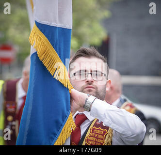 Manchester, UK. 04 mai, 2019. Vu l'homme avec un drapeau pendant le mois de mars. Des milliers de personnes ont pris part à une marche de solidarité en appui aux anciens combattants en Irlande du Nord. Credit : SOPA/Alamy Images Limited Live News Banque D'Images