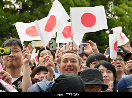 Tokyo, Japon. 4 mai, 2019. Des dizaines de milliers de sympathisants japonais agitent des drapeaux pour célébrer l ?ascension au trône du chrysanthème ?nouvel empereur héritier Naruhito au cours de sa première apparition publique en tant qu'empereur au Palais Impérial à Tokyo le samedi, 4 mai, 2019. Credit : Natsuki Sakai/AFLO/Alamy Live News Banque D'Images