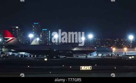 Richmond, Colombie-Britannique, Canada. Apr 26, 2019. Un Boeing 747-400 de British Airways (G-CIVB) de large-corps jetliner, peint en ''Negus'' livrée rétro, est prêt à décoller de l'Aéroport International de Vancouver pour un vol de nuit à l'aéroport Heathrow de Londres. Credit : Bayne Stanley/ZUMA/Alamy Fil Live News Banque D'Images