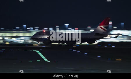 Richmond, Colombie-Britannique, Canada. Apr 26, 2019. Un Boeing 747-400 de British Airways (G-CIVB) de large-corps jetliner, peint en ''Negus'' livrée rétro, décolle de l'Aéroport International de Vancouver sur un vol de nuit à l'aéroport Heathrow de Londres. Credit : Bayne Stanley/ZUMA/Alamy Fil Live News Banque D'Images