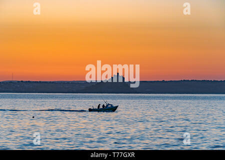 Newlyn, Cornwall, UK. 5e mai 2019. Météo britannique. En l'absence de vent et la mer est calme, ce bateau de pêche dirigée sur la mer depuis le port de Newlyn juste avant le lever du soleil ce matin. Simon crédit Maycock / Alamy Live News. Banque D'Images