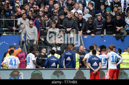 Hambourg, Allemagne. 04 mai, 2019. Les joueurs de Hambourg face à leurs fans après le jeu, la discussion, le football 2. Bundesliga, 32e journée, Hambourg Hambourg Hambourg (HH) - FC Ingolstadt 04 (EN) 0 : 3, le 04.05.2019 à Hambourg/Allemagne. ¬ | Conditions de crédit dans le monde entier : dpa photo alliance/Alamy Live News Banque D'Images