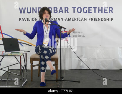 Berkeley, USA. 04 mai, 2019. Nora Krug, écrivain de l'Allemagne, prend la parole à un événement au Festival du livre de la région de la baie. L'invitation du Goethe-Institut d'auteurs allemands a été invité par l'Allemagne année aux USA avec le "Wunderbar ensemble' initiative culturelle parrainée par le ministère fédéral des affaires étrangères. (Dpa 'Takis strangler et Nora verseuse à book festival - Wunderbar 'Ensemble') Crédit : Barbara Munker/dpa/Alamy Live News Banque D'Images