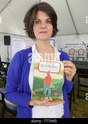 Berkeley, USA. 04 mai, 2019. Nora Krug, écrivain de l'Allemagne, montre à la littérature festival 'Bay Area Book Festival' son roman graphique "Heimat. Une famille allemande album' (dans l'édition anglaise avec le titre 'appartenance'). L'invitation du Goethe-Institut d'auteurs allemands a été invité par l'Allemagne année aux USA avec le "Wunderbar ensemble' initiative culturelle parrainée par le ministère fédéral des affaires étrangères. (Dpa 'Takis strangler et Nora verseuse à book festival - Wunderbar 'Ensemble') Crédit : Barbara Munker/dpa/Alamy Live News Banque D'Images