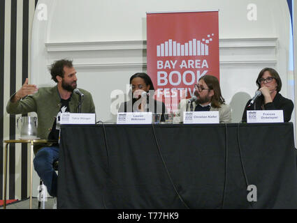 Berkeley, USA. 04 mai, 2019. Takis Würger (l-r), l'écrivain allemand, à un groupe de discussion avec nous auteur Lauren Wilkinson, Christian Kiefer et présentateur Frances Dinkelspiel au Festival du livre de la région de la baie. L'invitation du Goethe-Institut d'auteurs allemands a été invité par l'Allemagne année aux USA avec le "Wunderbar ensemble' initiative culturelle parrainée par le ministère fédéral des affaires étrangères. (Dpa 'Takis strangler et Nora verseuse à book festival - Wunderbar 'Ensemble') Crédit : Barbara Munker/dpa/Alamy Live News Banque D'Images