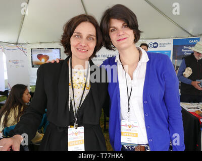 Berkeley, USA. 04 mai, 2019. Katja Petrowskaja (l), écrivain né en Ukraine et Bachmann, et Nora Krug, écrivain de l'Allemagne, se tiennent côte à côte à la Bay Area fête du livre. L'invitation du Goethe-Institut d'auteurs allemands a été invité par l'Allemagne année aux USA avec le "Wunderbar ensemble' initiative culturelle parrainée par le ministère fédéral des affaires étrangères. (Dpa 'Takis strangler et Nora verseuse à book festival - Wunderbar 'Ensemble') Crédit : Barbara Munker/dpa/Alamy Live News Banque D'Images