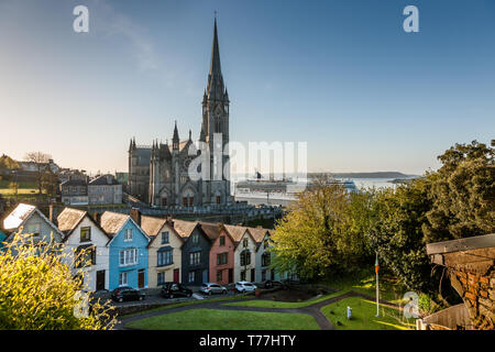 Cobh, Cork, Irlande. Le 05 mai, 2019. Un matin que le bateau de croisière Norwegian Pearl passé à la vapeur et la cathédrale saint Colman maisons sur Vue Ouest alors qu'elle approche le quai en eau profonde à Cobh, Co. Cork. Au cours de la bank holiday weekend six paquebots fera appel à Cork Harbour réunissant plus de 14 000 visiteurs de la région. Crédit : David Creedon/Alamy Live News Banque D'Images