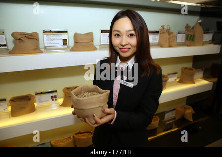 Beijing, Chine. 12 avr, 2017. Un membre du personnel présente des grains de café dans un café du marché dans le sud-ouest de la Chine Chongqing, 12 avril 2017. Credit : Cai Yang/Xinhua/Alamy Live News Banque D'Images