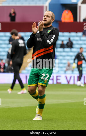 Birmingham, UK. Le 05 mai, 2019. Teemu Pukki de Norwich City salue les supporters en déplacement au cours de l'EFL Sky Bet Championship match entre Aston Villa et Manchester City à Villa Park, Birmingham, Angleterre le 5 mai 2019. Usage éditorial uniquement, licence requise pour un usage commercial. Aucune utilisation de pari, de jeux ou d'un seul club/ligue/dvd publications. Credit : UK Sports Photos Ltd/Alamy Live News Banque D'Images