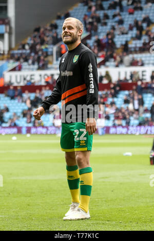 Birmingham, UK. Le 05 mai, 2019. Teemu Pukki de Norwich City salue les supporters en déplacement au cours de l'EFL Sky Bet Championship match entre Aston Villa et Manchester City à Villa Park, Birmingham, Angleterre le 5 mai 2019. Usage éditorial uniquement, licence requise pour un usage commercial. Aucune utilisation de pari, de jeux ou d'un seul club/ligue/dvd publications. Credit : UK Sports Photos Ltd/Alamy Live News Banque D'Images