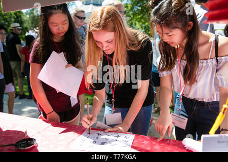 Dallas, USA. 4 mai, 2019. Les pratiques d'un participant au cours de la calligraphie chinoise, le Asiafest Planoïenne Asian American Heritage festival annuel, à Plano, Texas, États-Unis, 4 mai 2019. Credit : Tian Dan/Xinhua/Alamy Live News Banque D'Images