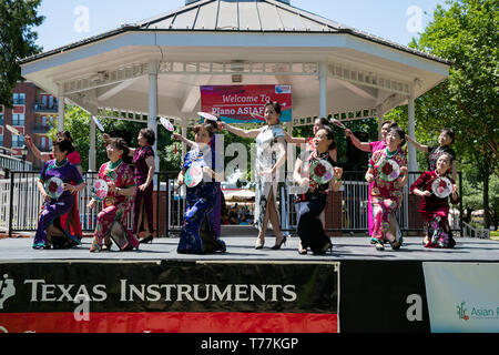 Dallas, USA. 4 mai, 2019. Les participants effectuent au cours de la danse chinoise Qipao, Asiafest Planoïenne l'Assemblée Asian American Heritage Festival, à Plano, Texas, États-Unis, 4 mai 2019. Credit : Tian Dan/Xinhua/Alamy Live News Banque D'Images