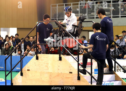 Kawasaki, Japon. 5 mai, 2019. Pilote russe Yuri Larin d Caterwil équipe LLC conduit un fauteuil roulant électrique spécial pour monter des marches pour effacer une tâche pour l'Cybathlon Powered Course en fauteuil roulant dans la banlieue de Tokyo, Kawasaki le dimanche, Mai 5, 2019. Huit équipes de la Russie, la Suisse, Hong Kong et le Japon a participé une course en fauteuil roulant intelligent avec handicap moteur les pilotes. Credit : Yoshio Tsunoda/AFLO/Alamy Live News Banque D'Images