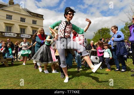 Machynlleth, UK. Le 05 mai, 2019. Des milliers de personnes ont défilé dans la petite ville de Mid Wales Machynlleth pour un week-end férié de mai comédie et théâtre de rue. Dans sa dixième année, le Festival de l'Humour Stonehouse attire certains des plus grands noms de la scène de comédie britannique et des dizaines de jeunes comédiens de se produire à l'air libre et une foule d'événements locaux originaux . Sur la photo : le kitsch et synchroniser l'exécution de 'Romance' Dernière chance d'une foule enthousiaste. Credit : Keith morris/Alamy Live News Banque D'Images