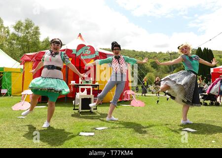 Machynlleth, UK. Le 05 mai, 2019. Des milliers de personnes ont défilé dans la petite ville de Mid Wales Machynlleth pour un week-end férié de mai comédie et théâtre de rue. Dans sa dixième année, le Festival de l'Humour Stonehouse attire certains des plus grands noms de la scène de comédie britannique et des dizaines de jeunes comédiens de se produire à l'air libre et une foule d'événements locaux originaux . Sur la photo : le kitsch et synchroniser l'exécution de 'Romance' Dernière chance d'une foule enthousiaste. Credit : Keith morris/Alamy Live News Banque D'Images