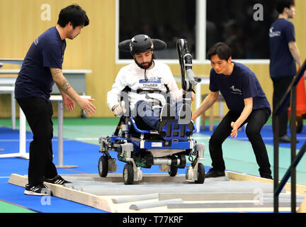 Kawasaki, Japon. 5 mai, 2019. Pilote suisse Florian Hauser de Science Appliquée de l'équipe de l'Université de Rapperswil conduit un fauteuil roulant électrique spécial sur une route le ciel pour effacer une tâche pour l'Cybathlon Powered Course en fauteuil roulant dans la banlieue de Tokyo, Kawasaki le dimanche, Mai 5, 2019. Huit équipes de la Russie, la Suisse, Hong Kong et le Japon a participé une course en fauteuil roulant intelligent avec handicap moteur les pilotes. Credit : Yoshio Tsunoda/AFLO/Alamy Live News Banque D'Images