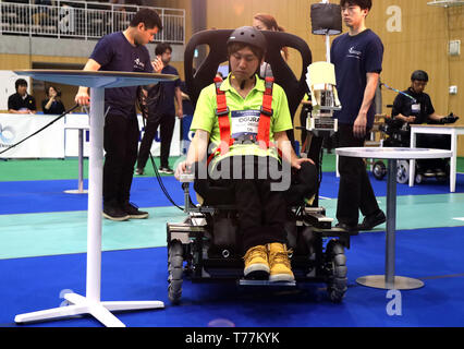 Kawasaki, Japon. 5 mai, 2019. Florian pilote japonais Toshiki Ogura d'Osaka Electro-Communication lecteurs de l'équipe de l'Université d'un fauteuil roulant électrique spécial à passer par un étroit espace entre les tables pour effacer une tâche pour l'Cybathlon Powered Course en fauteuil roulant dans la banlieue de Tokyo, Kawasaki le dimanche, Mai 5, 2019. Huit équipes de la Russie, la Suisse, Hong Kong et le Japon a participé une course en fauteuil roulant intelligent avec handicap moteur les pilotes. Credit : Yoshio Tsunoda/AFLO/Alamy Live News Banque D'Images