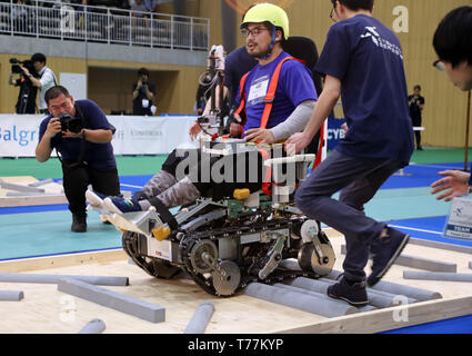 Kawasaki, Japon. 5 mai, 2019. Pilote japonais Abe Takezou de Chiba Institute of Technology lecteurs de l'équipe spéciale d'un fauteuil roulant électrique sur uneaven road pour effacer une tâche pour l'Cybathlon Powered Course en fauteuil roulant dans la banlieue de Tokyo, Kawasaki le dimanche, Mai 5, 2019. Huit équipes de la Russie, la Suisse, Hong Kong et le Japon a participé une course en fauteuil roulant intelligent avec handicap moteur les pilotes. Credit : Yoshio Tsunoda/AFLO/Alamy Live News Banque D'Images