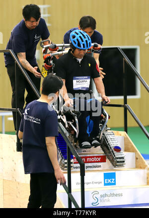 Kawasaki, Japon. 5 mai, 2019. Pilote Japonais Hiroshi Nojima des lecteurs l'équipe de l'Université Keio, un fauteuil roulant électrique spécial pour descendre des escaliers pour effacer une tâche pour l'Cybathlon Powered Course en fauteuil roulant dans la banlieue de Tokyo, Kawasaki le dimanche, Mai 5, 2019. Huit équipes de la Russie, la Suisse, Hong Kong et le Japon a participé une course en fauteuil roulant intelligent avec handicap moteur les pilotes. Credit : Yoshio Tsunoda/AFLO/Alamy Live News Banque D'Images