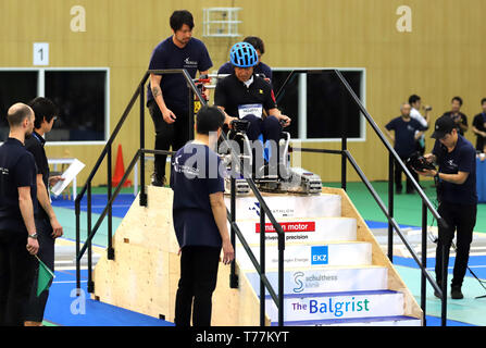 Kawasaki, Japon. 5 mai, 2019. Pilote Japonais Hiroshi Nojima des lecteurs l'équipe de l'Université Keio, un fauteuil roulant électrique spécial pour descendre des escaliers pour effacer une tâche pour l'Cybathlon Powered Course en fauteuil roulant dans la banlieue de Tokyo, Kawasaki le dimanche, Mai 5, 2019. Huit équipes de la Russie, la Suisse, Hong Kong et le Japon a participé une course en fauteuil roulant intelligent avec handicap moteur les pilotes. Credit : Yoshio Tsunoda/AFLO/Alamy Live News Banque D'Images