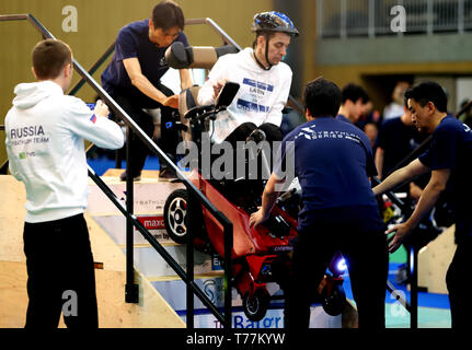 Kawasaki, Japon. 5 mai, 2019. Pilote russe Yuri Larin d Caterwil équipe LLC conduit un fauteuil roulant électrique spécial pour descendre des escaliers pour effacer une tâche pour l'Cybathlon Powered Course en fauteuil roulant dans la banlieue de Tokyo, Kawasaki le dimanche, Mai 5, 2019. Huit équipes de la Russie, la Suisse, Hong Kong et le Japon a participé une course en fauteuil roulant intelligent avec handicap moteur les pilotes. Credit : Yoshio Tsunoda/AFLO/Alamy Live News Banque D'Images