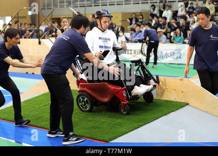 Kawasaki, Japon. 5 mai, 2019. Pilote russe Yuri Larin d Caterwil équipe LLC conduit un fauteuil roulant électrique spécial sur une pente pour effacer une tâche pour l'Cybathlon Powered Course en fauteuil roulant dans la banlieue de Tokyo, Kawasaki le dimanche, Mai 5, 2019. Huit équipes de la Russie, la Suisse, Hong Kong et le Japon a participé une course en fauteuil roulant intelligent avec handicap moteur les pilotes. Credit : Yoshio Tsunoda/AFLO/Alamy Live News Banque D'Images