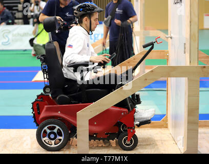 Kawasaki, Japon. 5 mai, 2019. Pilote russe Yuri Larin d Caterwil LLC sur un fauteuil roulant électrique utilise un robot art d'ouvrir une porte pour effacer une tâche pour l'Cybathlon Powered Course en fauteuil roulant dans la banlieue de Tokyo, Kawasaki le dimanche, Mai 5, 2019. Huit équipes de la Russie, la Suisse, Hong Kong et le Japon a participé une course en fauteuil roulant intelligent avec handicap moteur les pilotes. Credit : Yoshio Tsunoda/AFLO/Alamy Live News Banque D'Images