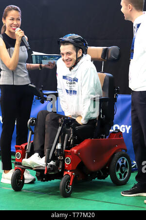 Kawasaki, Japon. 5 mai, 2019. Pilote russe Yuri Larin d Caterwil LLC équipe sur un fauteuil roulant électrique spécial sourire alors qu'il efface toutes les tâches pour le Cybathlon Powered Course en fauteuil roulant dans la banlieue de Tokyo, Kawasaki le dimanche, Mai 5, 2019. Huit équipes de la Russie, la Suisse, Hong Kong et le Japon a participé une course en fauteuil roulant intelligent avec handicap moteur les pilotes. Credit : Yoshio Tsunoda/AFLO/Alamy Live News Banque D'Images