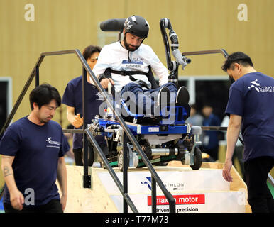 Kawasaki, Japon. 5 mai, 2019. Pilote suisse Florian Hauser de Science Appliquée de l'équipe de l'Université de Rapperswil conduit un fauteuil roulant électrique spécial pour descendre des escaliers pour effacer une tâche pour l'Cybathlon Powered Course en fauteuil roulant dans la banlieue de Tokyo, Kawasaki le dimanche, Mai 5, 2019. Huit équipes de la Russie, la Suisse, Hong Kong et le Japon a participé une course en fauteuil roulant intelligent avec handicap moteur les pilotes. Credit : Yoshio Tsunoda/AFLO/Alamy Live News Banque D'Images