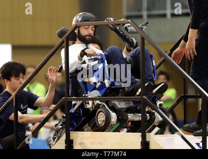 Kawasaki, Japon. 5 mai, 2019. Pilote suisse Florian Hauser de Science Appliquée de l'équipe de l'Université de Rapperswil conduit un fauteuil roulant électrique spécial pour monter des marches pour effacer une tâche pour l'Cybathlon Powered Course en fauteuil roulant dans la banlieue de Tokyo, Kawasaki le dimanche, Mai 5, 2019. Huit équipes de la Russie, la Suisse, Hong Kong et le Japon a participé une course en fauteuil roulant intelligent avec handicap moteur les pilotes. Credit : Yoshio Tsunoda/AFLO/Alamy Live News Banque D'Images