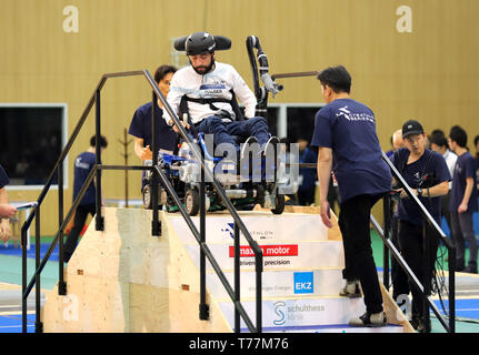 Kawasaki, Japon. 5 mai, 2019. Pilote suisse Florian Hauser de Science Appliquée de l'équipe de l'Université de Rapperswil conduit un fauteuil roulant électrique spécial pour descendre des escaliers pour effacer une tâche pour l'Cybathlon Powered Course en fauteuil roulant dans la banlieue de Tokyo, Kawasaki le dimanche, Mai 5, 2019. Huit équipes de la Russie, la Suisse, Hong Kong et le Japon a participé une course en fauteuil roulant intelligent avec handicap moteur les pilotes. Credit : Yoshio Tsunoda/AFLO/Alamy Live News Banque D'Images