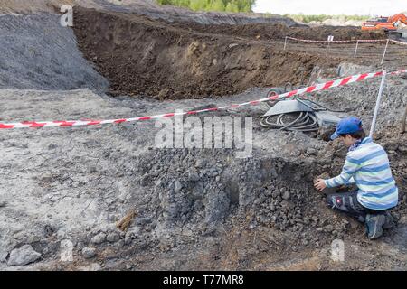 Groß Pampau, Allemagne. 5e mai 2019. L'argilière Groß Pampau dans le Duché de château tiède - ici un doctorat honorifique de l'équipe d'excavation Lübeck Museum pour la nature et l'Environnement a découvert les restes d'un requin géant autour de onze millions d'années. Photo : Markus Scholz/dpa dpa : Crédit photo alliance/Alamy Live News Banque D'Images