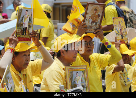 Bangkok, Thaïlande. 5 mai, 2019. Bienfaiteurs vu holding portraits de Thaïlande est roi Maha Vajiralongkorn Bodindradebayavarangkun (Rama X) au cours de la Procession du couronnement sur terre pour faire le tour de la ville afin de donner au peuple la possibilité d'assister et de rendre hommage à leur nouveau roi. Chaiwat Subprasom Crédit : SOPA/Images/ZUMA/Alamy Fil Live News Banque D'Images