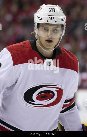 Washington, DC, USA. Mar 26, 2019. Centre Carolina Hurricanes Sebastian Aho (20) patins comme les Carolina Hurricanes jouer les Capitals de Washington à Capital One Arena à Washington, DC Le 26 mars 2019. Les Capitales de la région métropolitaine de plomb et la Division peut décrocher une position en séries éliminatoires de la Coupe Stanley ce soir. Crédit : Alex Edelman/ZUMA/Alamy Fil Live News Banque D'Images