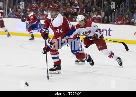 Washington, DC, USA. Mar 26, 2019. Le défenseur Brooks Orpik Capitals de Washington (44) Patins à la rondelle tout en chasse par les Hurricanes de la Caroline de l'aile droite Nino Niederreiter (21) comme les Carolina Hurricanes jouer les Capitals de Washington à Capital One Arena à Washington, DC Le 26 mars 2019. Les Capitales de la région métropolitaine de plomb et la Division peut décrocher une position en séries éliminatoires de la Coupe Stanley ce soir. Crédit : Alex Edelman/ZUMA/Alamy Fil Live News Banque D'Images