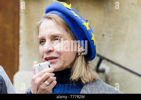 Bath, Somerset, Royaume-Uni, 5 mai 2019. Wera Hobhouse MP libéral-démocrate pour baignoire est illustrée comme elle parle aux membres de la baignoire pour l'Europe groupe avant qu'ils prennent part à une marche dans les rues de Bath. Baignoire pour l'Europe sont une non-partie-politiques Groupe de volontaires faisant campagne pour la Grande-Bretagne à demeurer au cœur de l'Union européenne, elles sont également campagne pour un vote final sur l'affaire. Brexit Credit : Lynchpics/Alamy Live News Banque D'Images