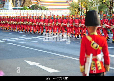 Bangkok, Thaïlande. 5 mai, 2019. Les membres de la Garde royale prendre part au couronnement royal à Bangkok, Thaïlande, le 5 mai 2019. Sa Majesté le Roi de Thaïlande Maha Vajiralongkorn le dimanche a pris une magnifique procession grandiose, pour rendre hommage aux anciens rois sur une route bordée de jaune-shirted des milliers de personnes dans les quartiers anciens de Bangkok dans le cadre de la cérémonie de couronnement de trois jours. Credit : Rachen Sageamsak/Xinhua/Alamy Live News Banque D'Images