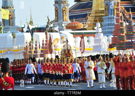 Bangkok, dimanche. 5 mai, 2019. Le Roi de Thaïlande Maha Vajiralongkorn est transporté sur un palanquin dans les rues à l'extérieur du Grand Palais pour le public pour rendre hommage au cours de la deuxième journée de sa cérémonie de couronnement à Bangkok, dimanche, le 5 mai, 2019. Sa Majesté le Roi de Thaïlande Maha Vajiralongkorn le dimanche a pris une magnifique procession grandiose, pour rendre hommage aux anciens rois sur une route bordée de jaune-shirted des milliers de personnes dans les quartiers anciens de Bangkok dans le cadre de la cérémonie de couronnement de trois jours. Credit : Rachen Sageamsak/Xinhua/Alamy Live News Banque D'Images