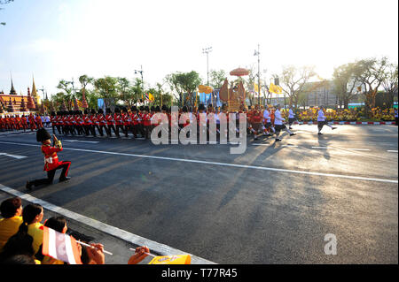 Bangkok, dimanche. 5 mai, 2019. Le Roi de Thaïlande Maha Vajiralongkorn est transporté sur un palanquin dans les rues pour le public de rendre hommage à l'extérieur du Grand Palais pendant la deuxième journée de sa cérémonie de couronnement à Bangkok, dimanche, le 5 mai, 2019. Sa Majesté le Roi de Thaïlande Maha Vajiralongkorn le dimanche a pris une magnifique procession grandiose, pour rendre hommage aux anciens rois sur une route bordée de jaune-shirted des milliers de personnes dans les quartiers anciens de Bangkok dans le cadre de la cérémonie de couronnement de trois jours. Credit : Rachen Sageamsak/Xinhua/Alamy Live News Banque D'Images