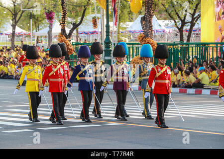 Bangkok, Thaïlande. 5 mai, 2019. Les membres de la Garde royale prendre part au couronnement royal à Bangkok, Thaïlande, le 5 mai 2019. Sa Majesté le Roi de Thaïlande Maha Vajiralongkorn le dimanche a pris une magnifique procession grandiose, pour rendre hommage aux anciens rois sur une route bordée de jaune-shirted des milliers de personnes dans les quartiers anciens de Bangkok dans le cadre de la cérémonie de couronnement de trois jours. Credit : Zhang Keren/Xinhua/Alamy Live News Banque D'Images